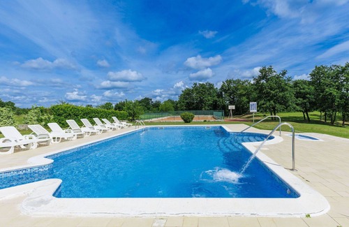 Debeljuhi Appartement | Bel appartement pour 8 personnes avec WIFI, climatisation, piscine, TV et terrasse