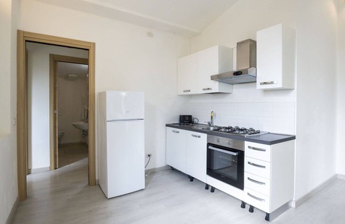 Meina Appartement | Bel appartement pour 4 personnes avec piscine, climatisation et TV
