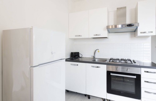 Meina Appartement | Bel appartement pour 4 personnes avec piscine, climatisation et TV