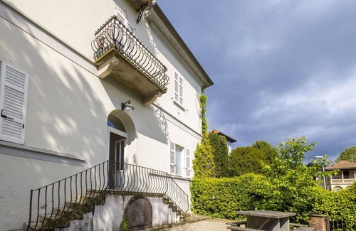 Meina Appartement | Bel appartement pour 4 personnes avec piscine, climatisation et TV