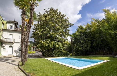 Meina Appartement | Bel appartement pour 4 personnes avec piscine, climatisation et TV