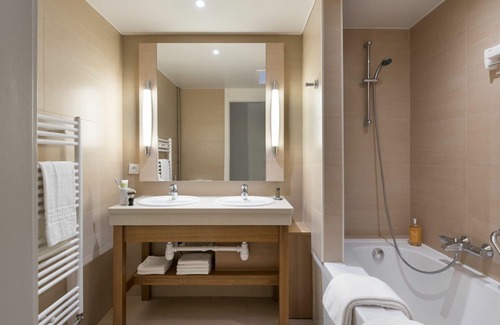Les Barils Maison | Bel appartement dans une maison de vacances avec piscine, bain à remous, WIFI, TV et parking