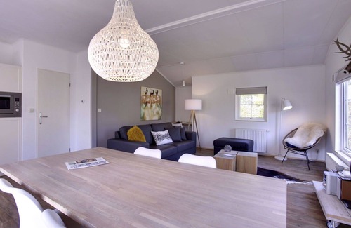 Municipality of Dalfsen Maison | Bel appartement dans une maison de vacances avec WIFI, piscine, TV, terrasse et parking