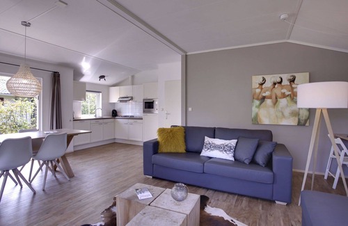 Municipality of Dalfsen Maison | Bel appartement dans une maison de vacances avec WIFI, piscine, TV, terrasse et parking
