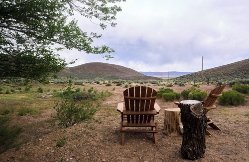 Fields Appartement | Beautiful apartment with warm springs overlooking Alvord Desert and Steens Mt.