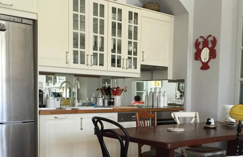 Poros Appartement | Belle résidence d'architecte rénovée située directement sur le port de Poros.