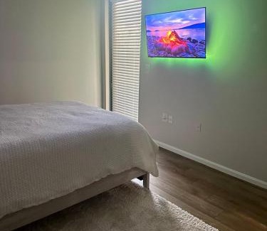 Shirlington Appartement | Beautiful Arlington Apartment with Pool & Parking!