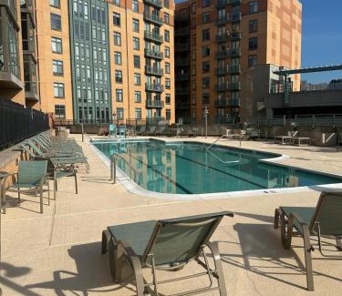 Shirlington Appartement | Beautiful Arlington Apartment with Pool & Parking!