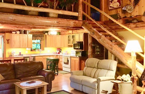 Brill Maison | Belle maison de cabane en rondins authentique, complète avec tous les luxes classiques.