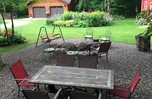 Brill Maison | Belle maison de cabane en rondins authentique, complète avec tous les luxes classiques.