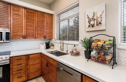 Phoenix Maison | Beautiful backyard oasis w/free heated diving pool