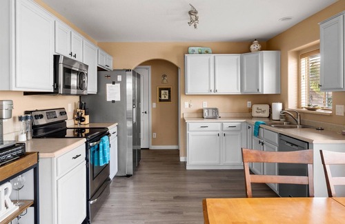 Canyon Trails Maison | Beautiful Backyard w/ Heated Pool | Golf Nearby