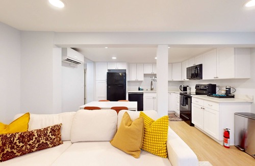 North Beacon Hill Maison | Beautiful basement unit with full kitchen & Wifi in Seattle