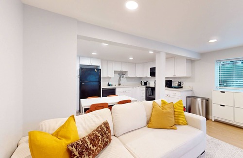 North Beacon Hill Maison | Beautiful basement unit with full kitchen & Wifi in Seattle