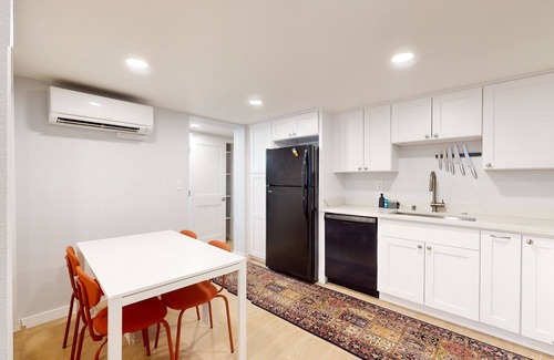 North Beacon Hill Maison | Beautiful basement unit with full kitchen & Wifi in Seattle