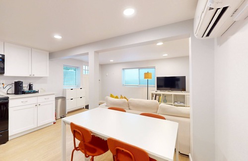 North Beacon Hill Maison | Beautiful basement unit with full kitchen & Wifi in Seattle