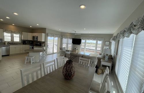 North End Maison | Beautiful Beach Front - 3 BR 3 Bath