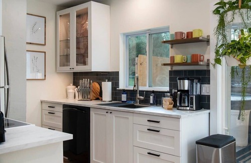 Benson Maison | Beautiful Benson Cottage with Year-Round Hot Tub!