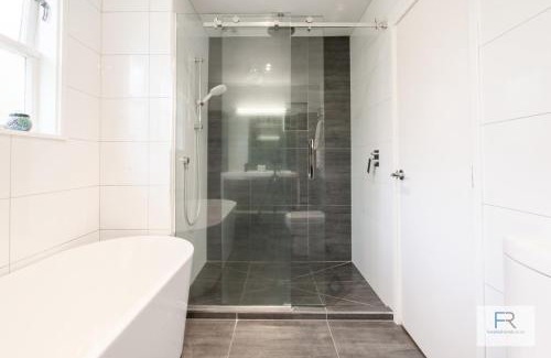 Birkenhead Maison | Beautiful Birkenhead Home (Furnished Rentals)