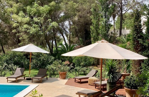 Can Furnet Villa | Belle villa bohème pour 7 personnes près de Jésus avec jardins tropicaux luxuriants et grande piscine