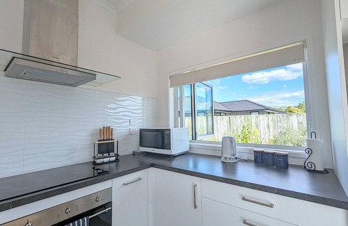 Owhata Maison | Beautiful Brand New Four-bed home near Redwood