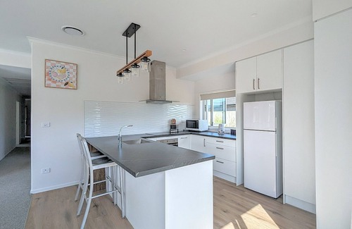 Owhata Maison | Beautiful Brand New Four-bed home near Redwood