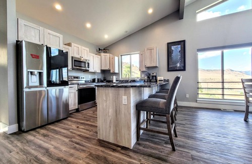 Wolf Creek Maison | Beautiful Brand New Home with the BEST VIEW OF THE MISSOURI RIVER