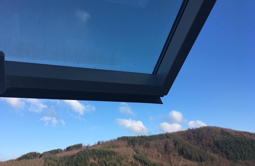 Freienohl Appartement | Bel appartement mansardé lumineux donnant sur la forêt d'Arnsberg.