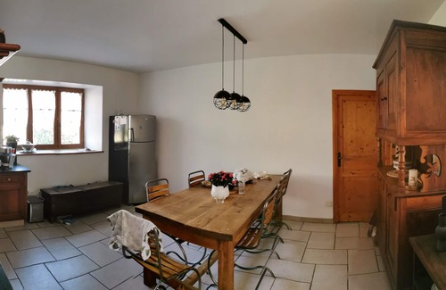 Ugine Maison | Beautiful building at the foot of the mountains, 15kms from Lake Annecy,