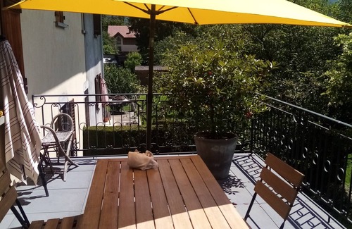 Ugine Maison | Beautiful building at the foot of the mountains, 15kms from Lake Annecy,