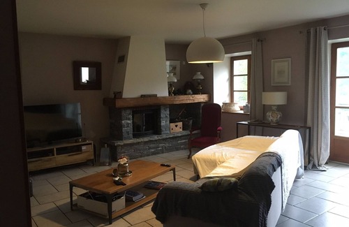Ugine Maison | Beautiful building at the foot of the mountains, 15kms from Lake Annecy,
