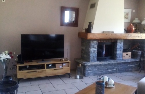 Ugine Maison | Beautiful building at the foot of the mountains, 15kms from Lake Annecy,