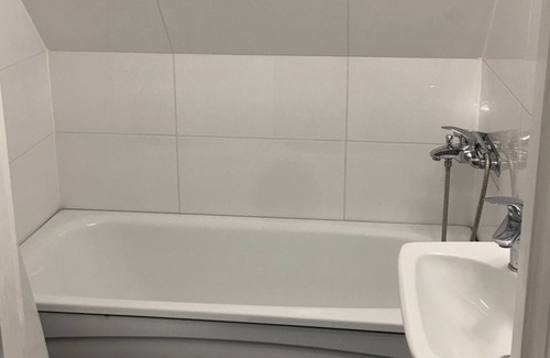 Tingstade Appartement | Beautiful building from 1824. Close to the lake