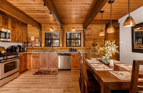 Big Bear Lake Maison | Superbe cabine sur un chemin privé * 1 mile au village, à pied du lac, confortable et propre!