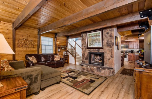 Big Bear Lake Maison | Superbe cabine sur un chemin privé * 1 mile au village, à pied du lac, confortable et propre!