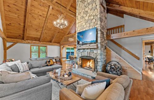 Ellicottville Chalet De Ski | Beautiful chalet on 5 acres - 2 min to Village! Hot-Tub, Sauna, Fire Pit!