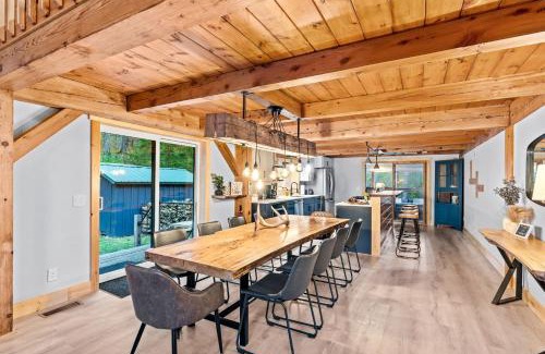 Ellicottville Chalet De Ski | Beautiful chalet on 5 acres - 2 min to Village! Hot-Tub, Sauna, Fire Pit!