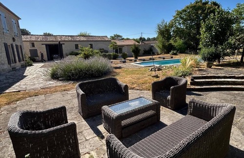 Marsais Maison | Beautiful Charentaise in a haven of greenery!