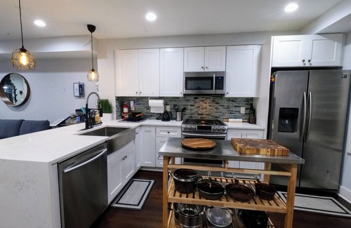 Trinidad Maison | Beautiful, Chic, 2 Bd/2.5 Ba, Metro & Free Parking