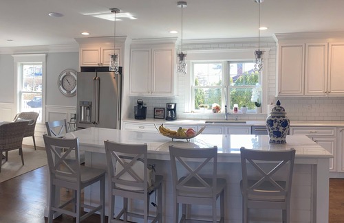 Swampscott Maison | Beautiful coastal 5-BR in Swampscott - 5 mins to beach, Wifi, gas fireplace
