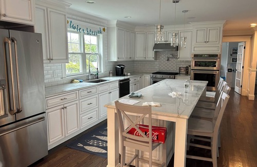 Swampscott Maison | Beautiful coastal 5-BR in Swampscott - 5 mins to beach, Wifi, gas fireplace