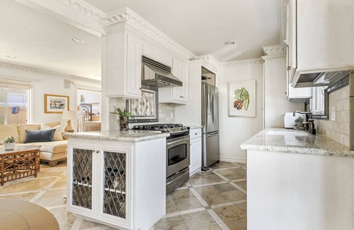Corona del Mar Copropriété | Beautiful condo in the heart of CDM just one block from the beach!