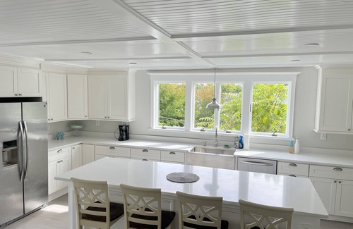Wakefield Maison | Beautiful condo next to commuter rail into Boston