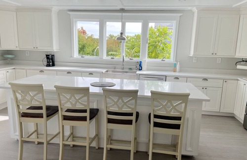 Wakefield Maison | Beautiful condo next to commuter rail into Boston