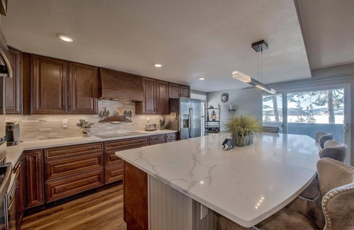 Dillon Copropriété | Beautiful Condo with Lake and Mountain View's right in the heart of Dillon