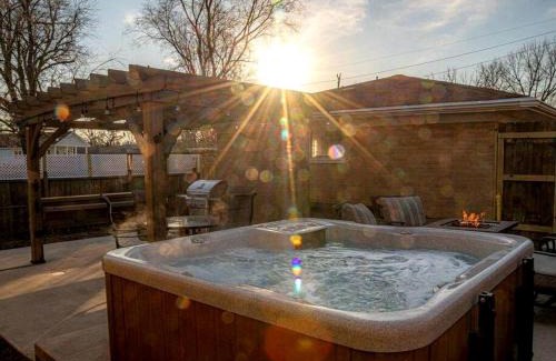 Miller Beach Maison | Beautiful Cottage with Hot-tub in Gary, Indiana