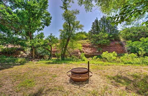 Caddo County Maison | Beautiful Country Cabin on Crooked Creek Farm!