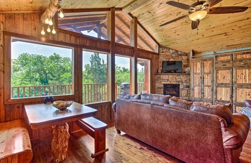 Caddo County Maison | Beautiful Country Cabin on Crooked Creek Farm!