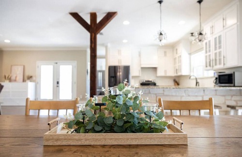 Alvarado Maison | Beautiful Country Lake House with Pool