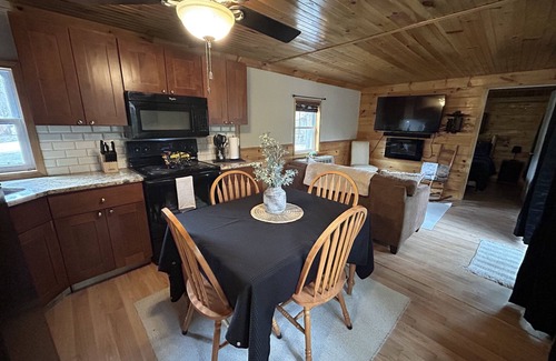 Brantingham Maison | Beautiful, cozy 2 bedroom house on Brantingham Lake!